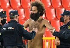 Insólito: un hombre desnudo invadió la cancha en un partido “sin público”