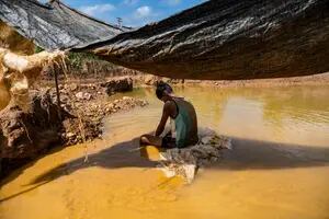 Niños mineros de Venezuela: “prefiero sacar el oro a ir a la escuela”