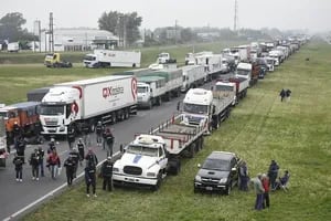 Están paralizados los accesos a los principales puertos y cortaron la autopista Rosario-Buenos Aires