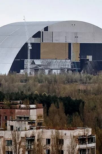 Vista general de la construcción de un nuevo refugio protector que se colocará sobre los restos del reactor nuclear número 4 de la central nuclear de Chernobyl, Ucrania. Fotografía tomada en abril de 2016