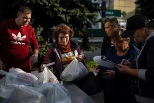 Miembros de la organización Globee International entregan ayuda humanitaria en la ciudad oriental de Kupiansk