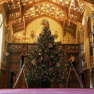 El árbol de Navidad está ubicado en el salón St. George, donde se casaron el príncipe Harry y Meghan Markle (Crédito: Instagram/@theroyalfamily)