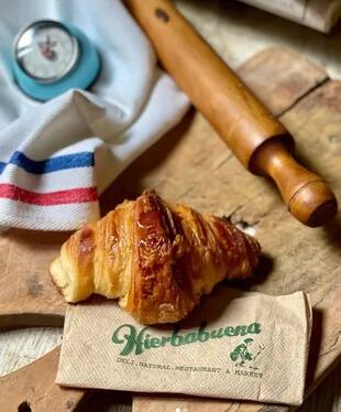 Buscá los croissants de Hierbabuena en su sección de Bakery & Market.