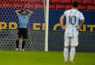 Luis Suárez se lamenta por la ocasión que falló, mientras su amigo Messi lo mira de lejos.