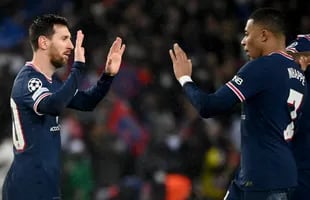 Messi saluda a Mbappé tras el gol del francés