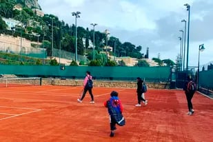 Andanin, Lalindao, Intila y Guillermito, los cuatro hijos de Guillermo Vilas, entrando a jugar al tenis en el Monte-Carlo Country Club, un sitio simbólico.