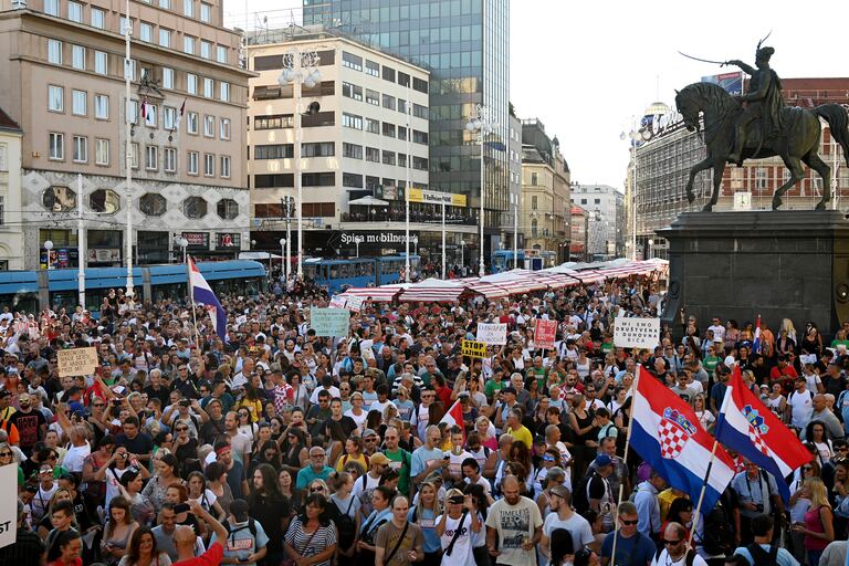 Varios miles de personas protestan contra las medidas impuestas por las autoridades debido a la pandemia de coronavirus en la plaza principal de la capital croata en Zagreb el 5 de septiembre de 2020