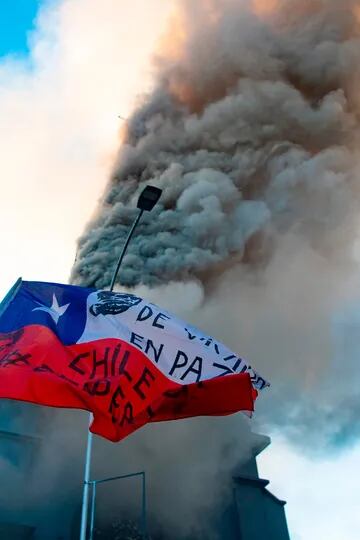 Encapuchados incendiaron la Iglesia de la Asunción en Santiago de Chile