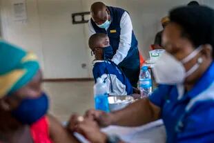 Menos del 30% de la población de Sudáfrica se encuentra completamente vacunada