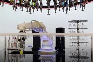 Crean un robot bartender que sirve tragos en los Juegos Olímpicos 2022 de Beijing