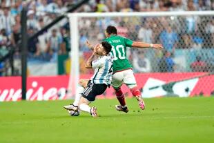 Alexis Vega golpeó a Gonzalo Montiel y fue amonestado, en los primeros minutos de Argentina-México.