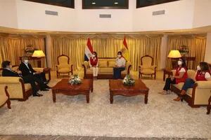 La Reina Letizia, recibida por el presidente de Paraguay en el inicio de su visita de cooperación al país