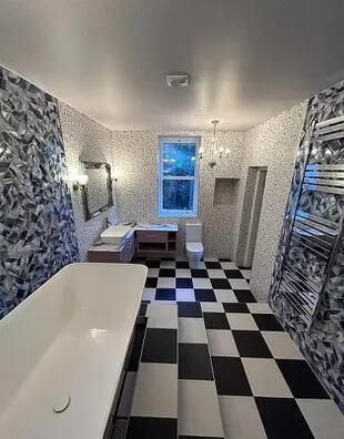 Más allá del gusto, la renovación de un cuarto de baño que una mujer realizó en su casa, impactó a los especialistas debido a su peligrosidad