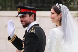 Quiénes son Hussein y Rajwa, la pareja real que se casó en Jordania y a quienes comparan con Guillermo y Kate