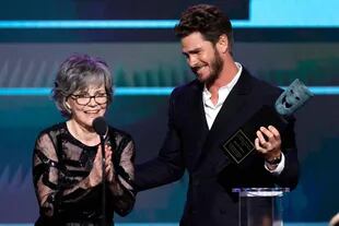 Andrew Garfield le entregó el premio a Sally Field