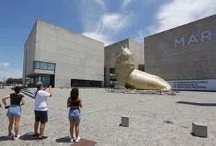 Para el verano, se terminaron las obras de restauración del lobo marino de Marta Minujín en el Museo MAR