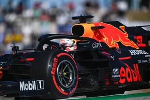 El Red Bull Max Verstappen está cada vez más cerca de los Mercedes en rendimiento, pero no lo suficiente como para disputarles el favoritismo en las carreras; el neerlandés parte detrás de Hamilton y Valtteri Bottas.