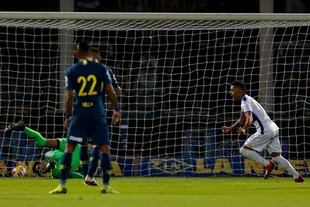 Lucas Janson convierte de penal el segundo gol de Tigre ante Boca, en la final de la Copa de la Superliga; el olavarriense fue transferido en 2.500.000 dólares a Vélez, en 2019