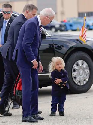 Joe Biden junto a su nieto Beau en la base aérea Andrews. (AP Photo/Manuel Balce Ceneta)