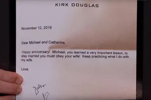 La carta que le mandó Kirk Douglas a Catherine Zeta-Jones y su hijo en su aniversario de bodas
