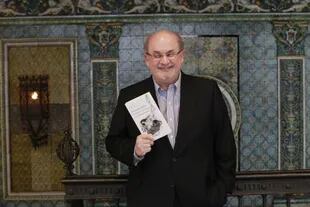 Salman Rushdie sigue internado y está evolucionando