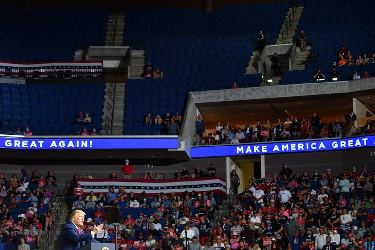 En esta foto de archivo, la sección superior de la arena se ve parcialmente vacía mientras el presidente de Estados Unidos, Donald Trump, habla durante un mitin de campaña en el Centro BOK el 20 de junio de 2020 en Tulsa