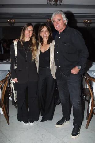 El coach de La Dolfina (y ex diez goles) Milo Fernández Araujo con su mujer, Fernanda Rivas y su hija, Milagros, gran polista y compañera de Mia Cambiaso en el team femenino de La Dolfina. 
