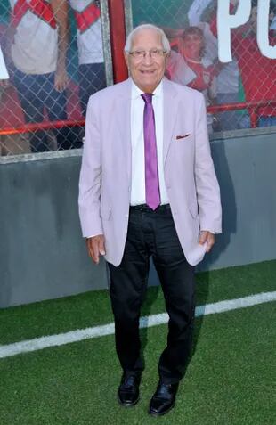 El reconocido periodista deportivo Enrique Macaya Marquez estuvo en la premiere de la serie que aborda el mundo de las barras bravas del fútbol