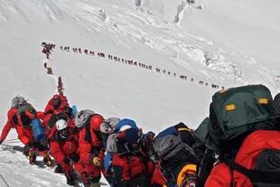 Mas de 200 alpinistas hicieron cumbre en un sola solo dia