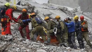 El grupo de rescatistas que intentó sacar a Erick Gaona de entre los escombros