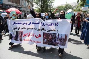 Mujeres marchando en la protesta por la libertad de trabajo y educación, antes de ser dispersadas a balazos, en Kabul