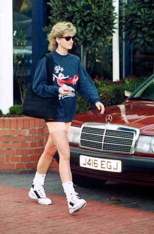 La princesa Diana de sporty con bikers y ugly sneakers