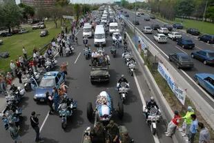 Masiva movilización: el 17 de octubre de 2006, una multitudinaria procesión acompañó el remolque que llevaba el féretro con los restos de Perón a su última morada: San Vicente
