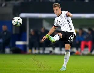 Joshua Kimmich, durante un partido de las eliminatorias contra Rumania; Alemania será el gran cuco del sorteo