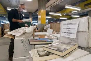 Andrés Boiero, en el depósito de la Biblioteca Nacional con las cajas con libros de Pelli que llegaron desde Nueva York