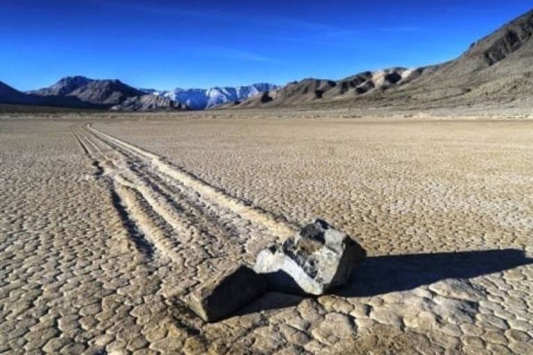 Las piedras se encuentran en un lago seco conocido como Racetrack Playa, que se ubica rodeado de montañas en el lado californiano del Valle de la Muerte