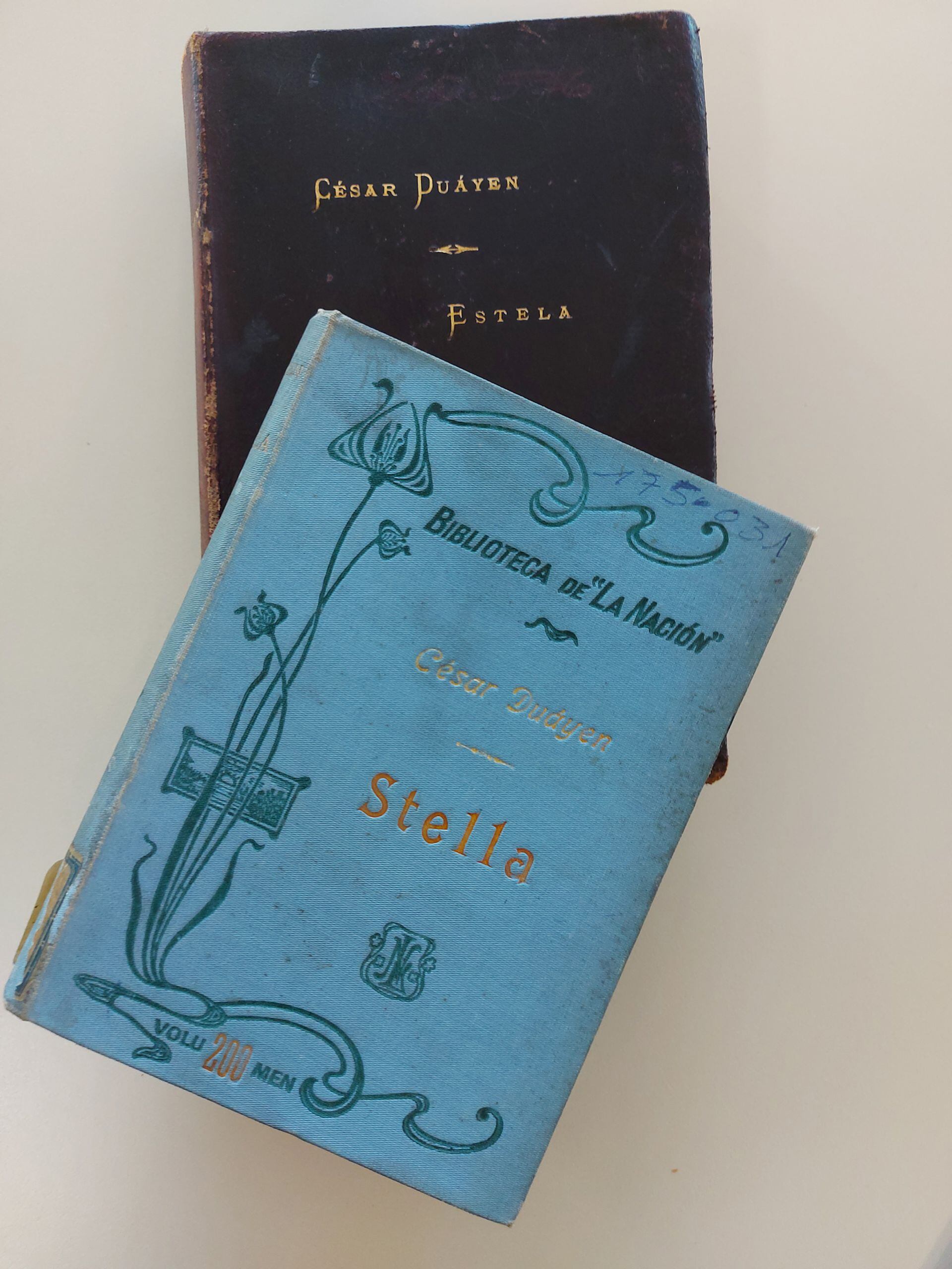 Dos ediciones de Stella de 1905. Fue el primer best seller argentino.