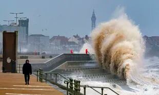 Impacto de las olas en Blackpool, por el paso de la tormenta Dudley en el norte de Inglaterra y el sur de Escocia.  (Peter Byrne/PA via AP)