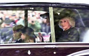 Jorge y Carlota, en el auto junto a su madre, la princesa Kate, y a Camilla, la reina consorte