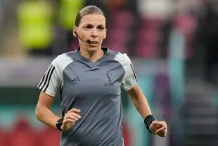 La referí Stephanie Frappart entra en calor antes del partido entre Costa Rica y Alemania