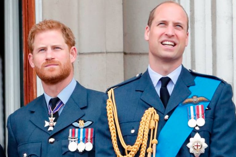 Los príncipes Harry y William siempre buscan sacarle una sonrisa a su abuela, la reina Isabel