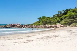 Ilhéus está a unos 38 kilómetros del Aeropuerto internacional de Florianópolis y es una de las más llamativas playas del municipio de Governador Celso Ramos (Santa Catarina)