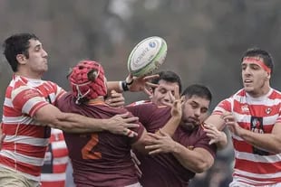 La pelota es de... nadie; complicado controlarla para Alumni y para Newman en una tarde húmeda en Benavídez.