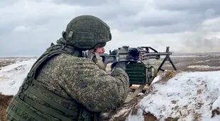 Las tropas rusas y bielorrusas realizan un entrenamiento de combate conjunto en los campos de tiro de Belarús, en un momento en que las tensiones siguen siendo elevadas ante la amenaza de guerra con Ucrania.