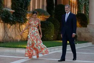 Los reyes Felipe VI y Letizia, acompañados de Sofía, recibieron a más de 300 representantes de la sociedad balear, en un encuentro que por primera vez tiene lugar en los jardines del Palacio de Marivent, en Palma de Mallorca