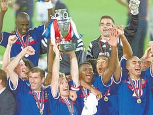 Zidane y Deschamps, alguna vez compañeros y campeones; en la imagen, Zizou está al lado del actual DT de Les Bleus (con la copa); completan la imagen Desailly, Henry y Trezeguet 