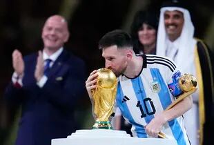 Lionel Messi con la Copa del Mundo tras ganar la final contra Francia en el Estadio Lusail (AP Foto/Natacha Pisarenko)