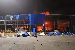 El centro comercial Riviera en llamas tras los ataques de misiles rusos en Odessa
