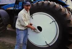 Convirtió un tractor en un lavarropas móvil: cómo funciona