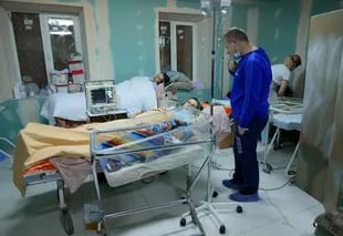 Mujeres embarazadas y bebés recién nacidos en el sótano de un hospital de maternidad convertido en sala médica y utilizado como refugio antiaéreo durante las alertas de ataques aéreos.